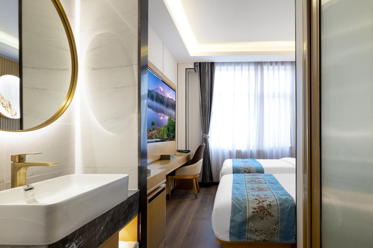 Hotel East Sacred - Very Close To The Drum Tower And Nanluoguxiang Houhai Bar Very Close To The Bird's Nest Water Cube 3*